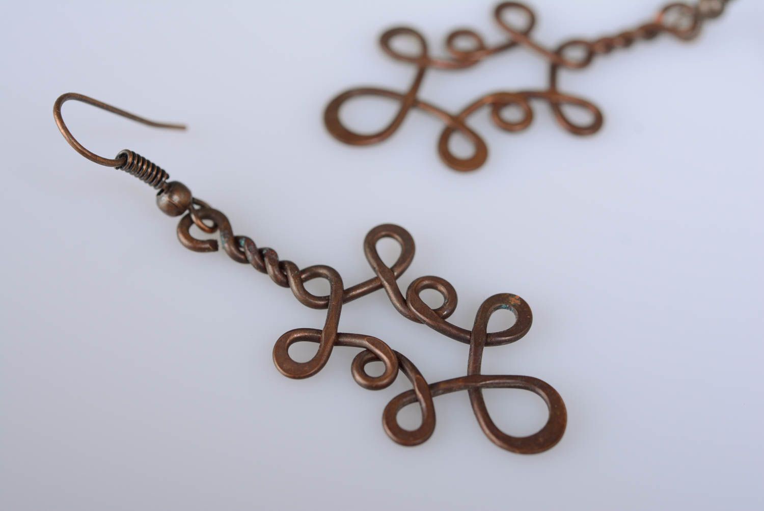 Originelle einfache lange handgemachte Wire Wrap Ohrringe aus Kupfer foto 2