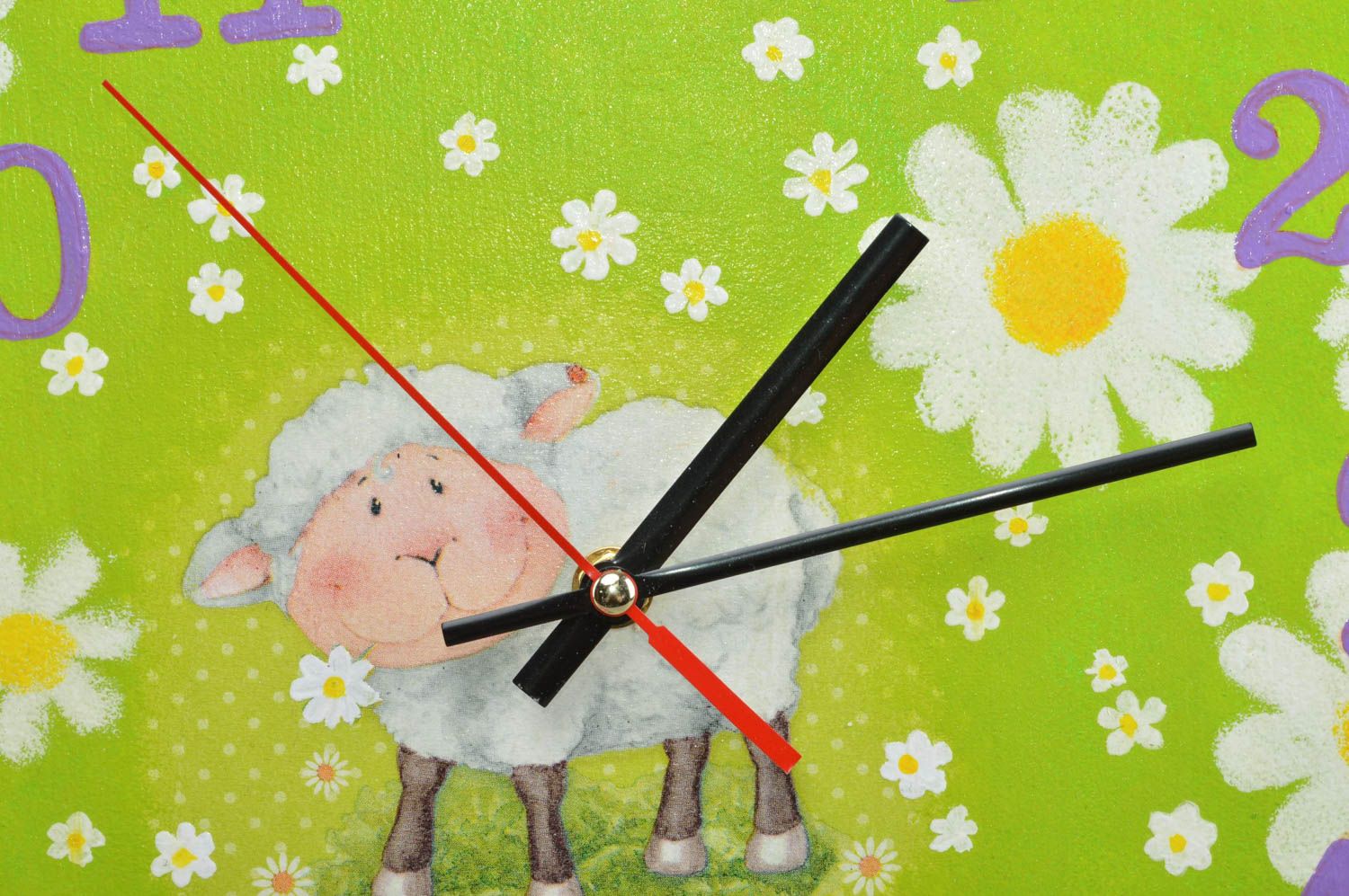 Horloge faite main en panneau de fibres serviettage pour enfant rond avec mouton photo 2