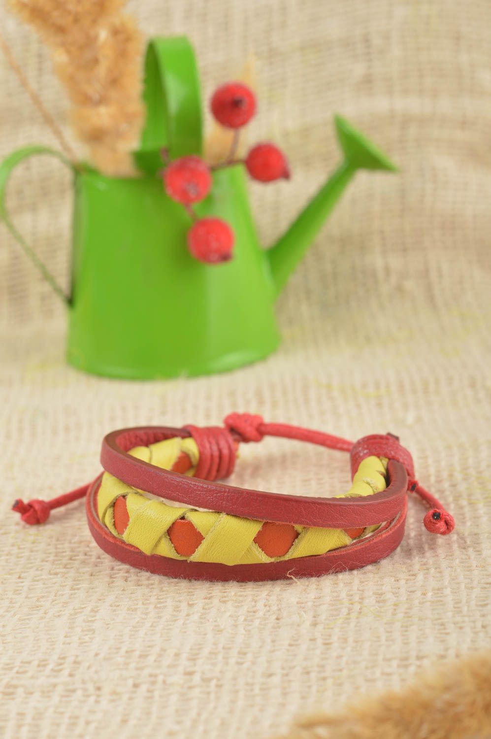 Bracelet en cuir Bijou fait main tressé rouge jaune Cadeau pour femme original photo 1
