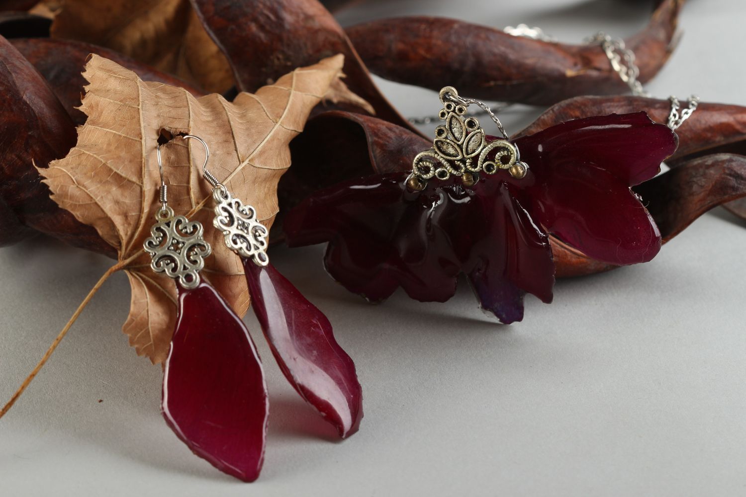 Handmade botanical jewelry set epoxy pendant epoxy earrings with real flowers photo 1