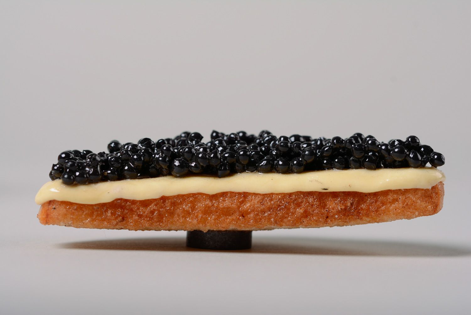 Imán para la nevera hecho de arcilla polimérica con forma de bocadillo con caviar  foto 3