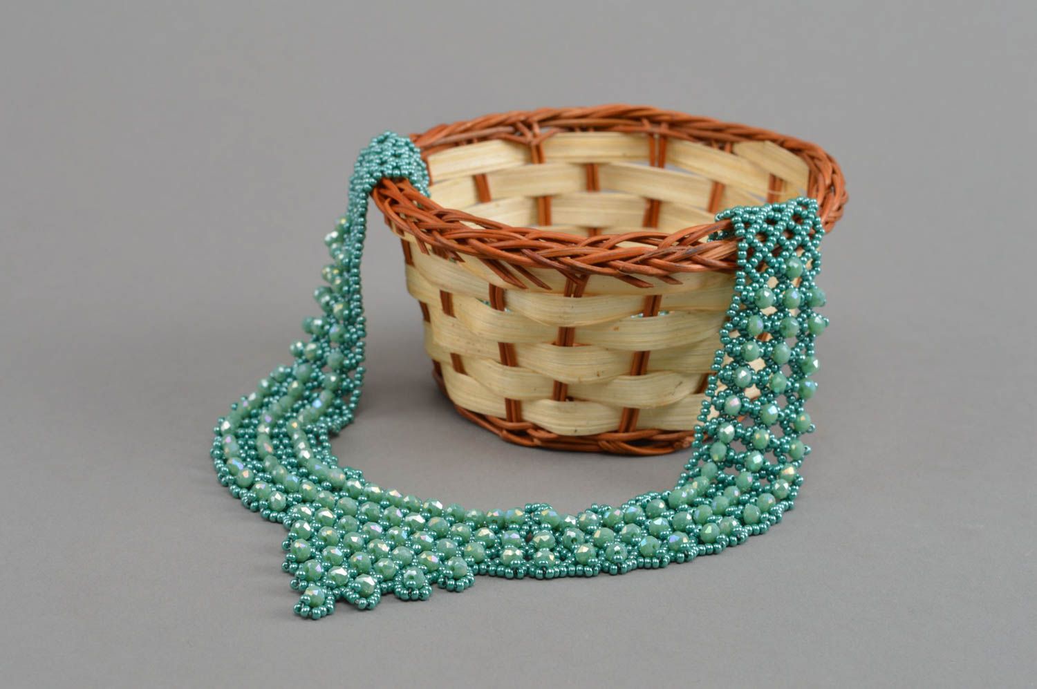 Красивое авторское ожерелье из бисера и бусин сплетенное вручную Зелень фото 1