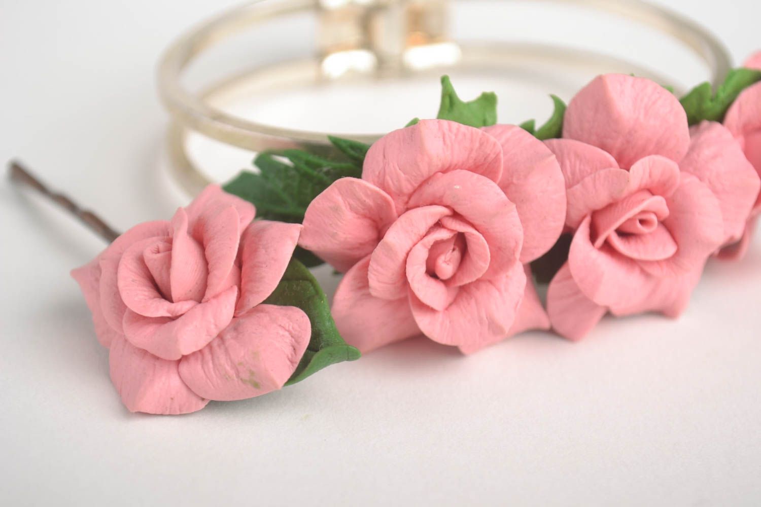 Conjunto de bisutería artesanal de pulsera y dos horquillas con flores rosas foto 3