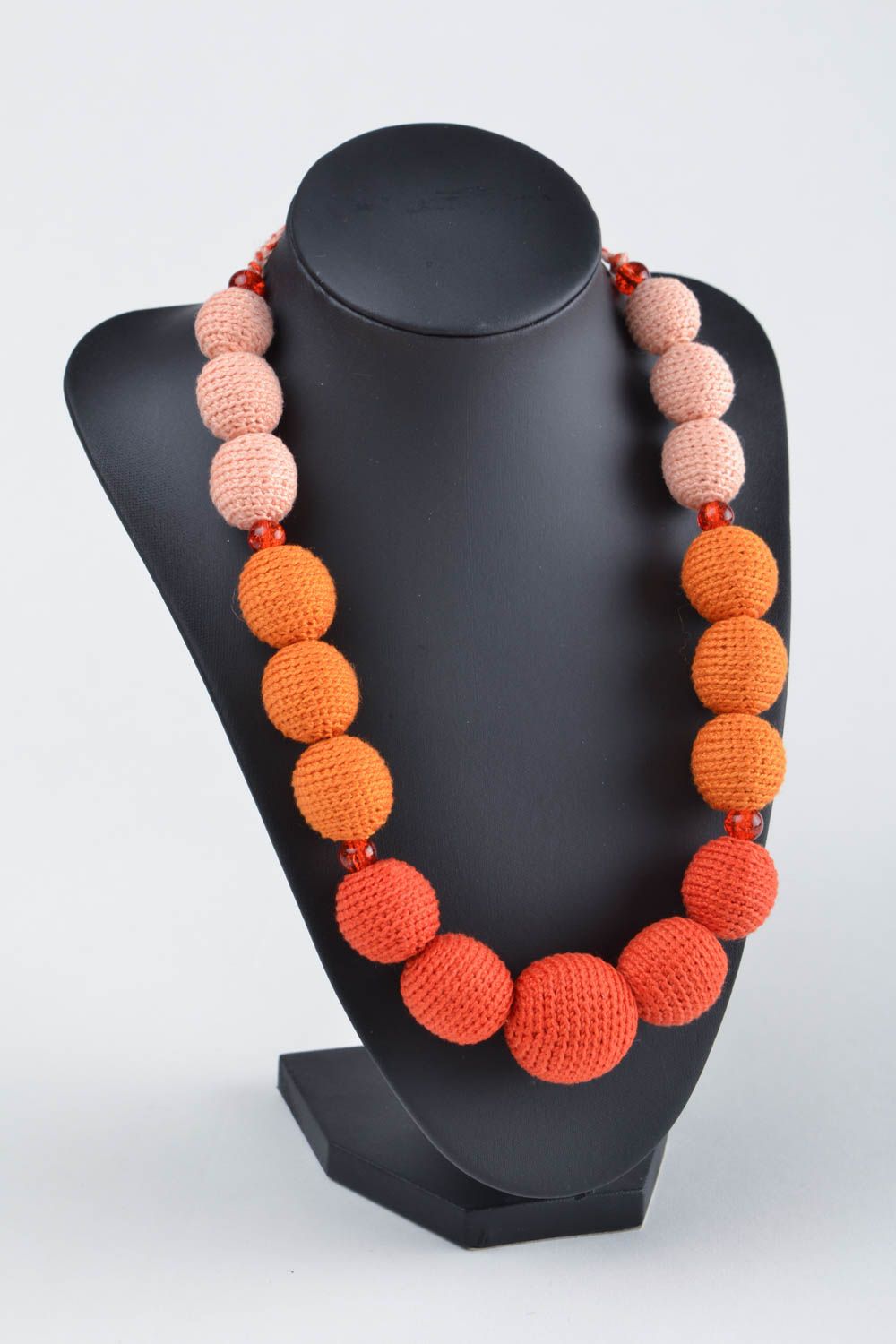 Collier orange en grandes perles de bois recouvertes de fils fait main original photo 1