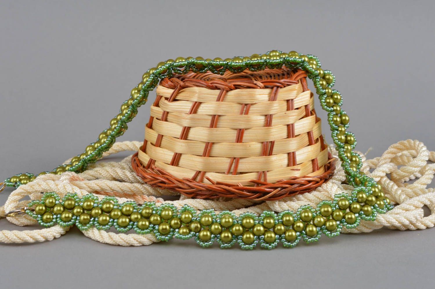 Ожерелье из бисера и бусин ручной работы авторское красивое в зеленых тонах фото 1