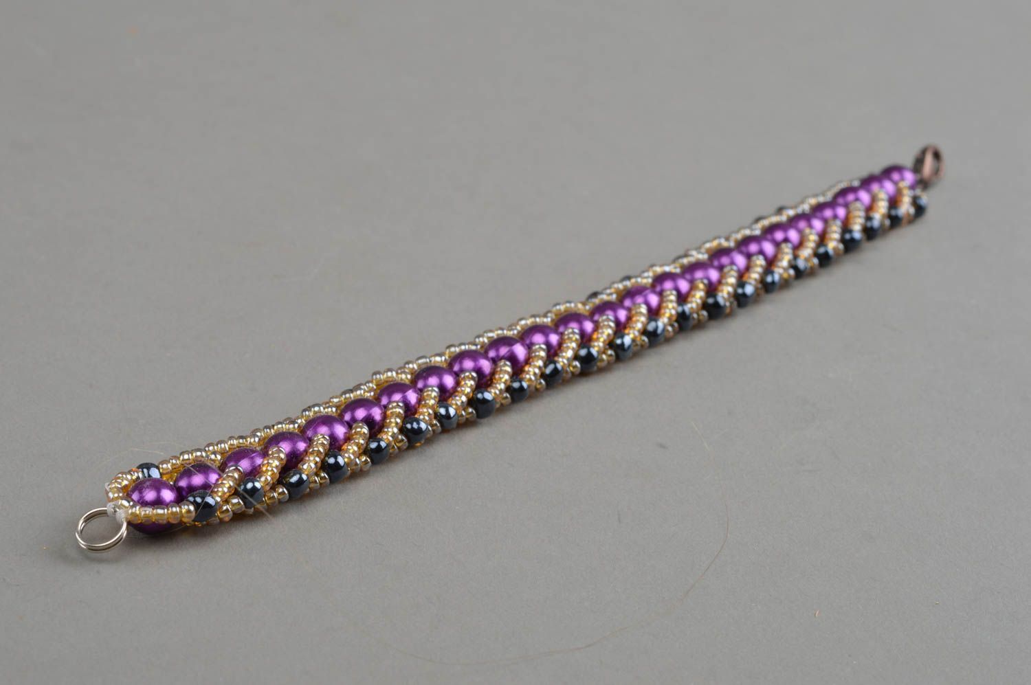 Браслет из бусин и бисера для женщины ручной работы необычный Фиолетовые ядра фото 3