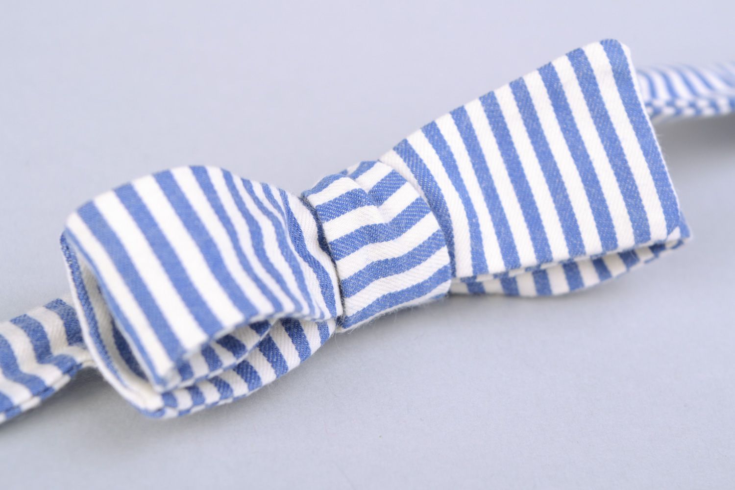 Handmade designer bow tie sewn of striped white and blue American cotton for men photo 4