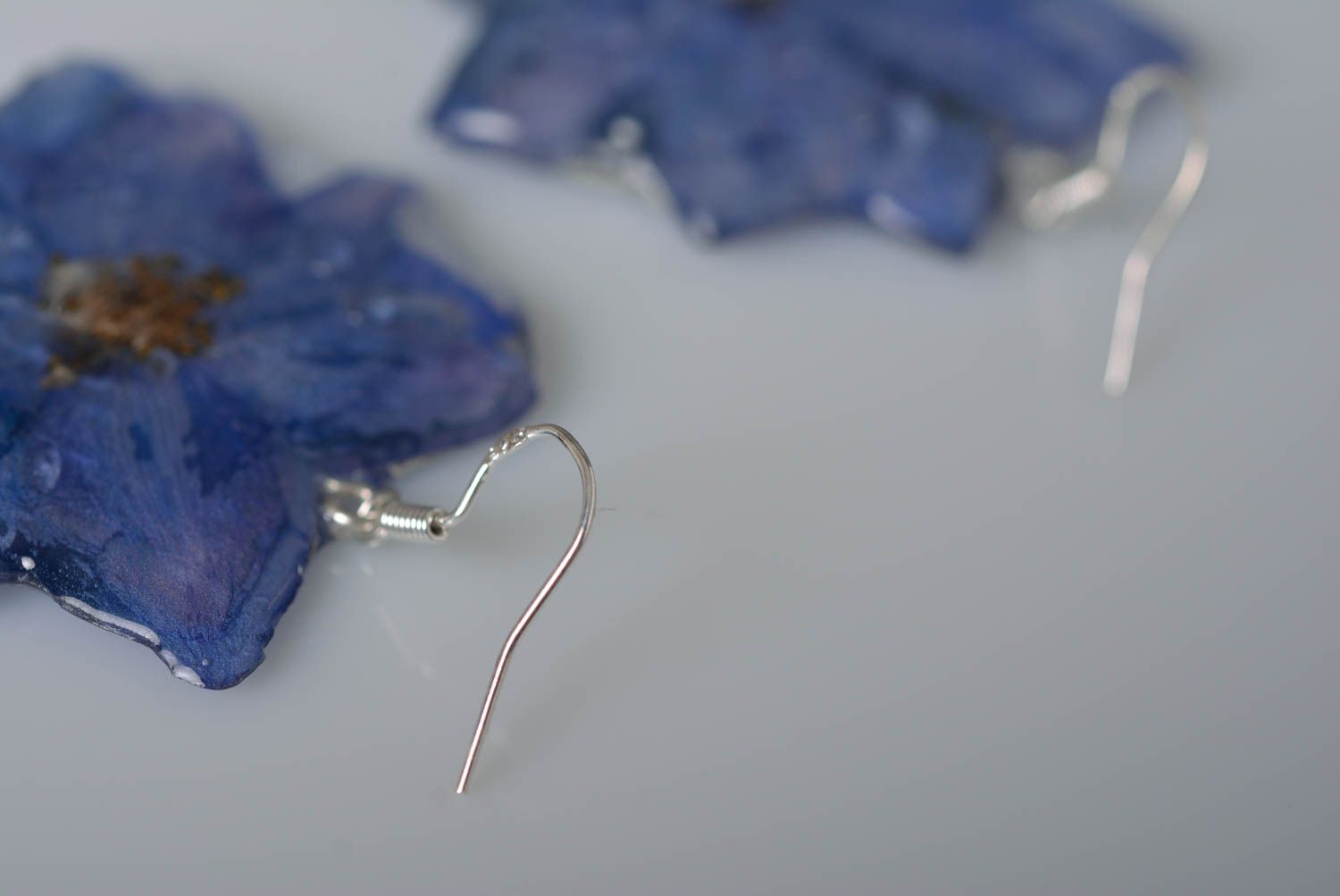 Designer Schmuck handmade Blumen Ohrringe Damen Ohrhänger blau mit Rittersporn foto 3