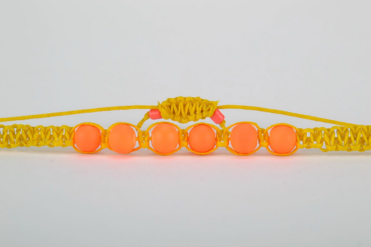 Handgemachtes oranges Armband aus plastischen Perlen foto 3