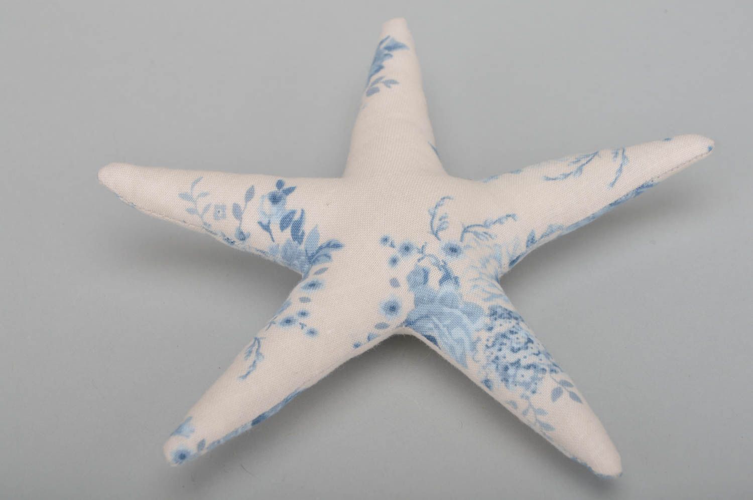 Мягкая игрушка ручной работы звезда из хлопка в цветочек с бусинами хэнд мэйд фото 5