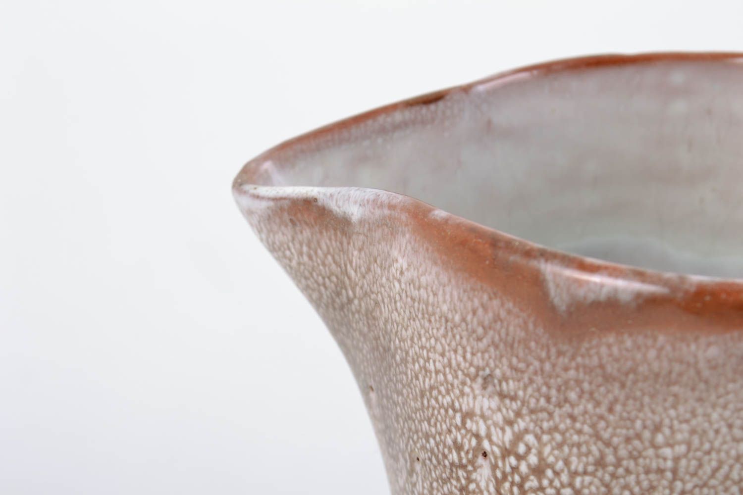 Handgemachter brauner schöner origineller Keramik Krug mit Henkel 1 l für Dekor foto 3