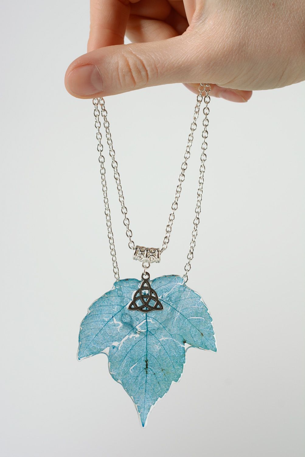 Blue handmade pendant with leaf coated with epoxy and equipped with long chain photo 2