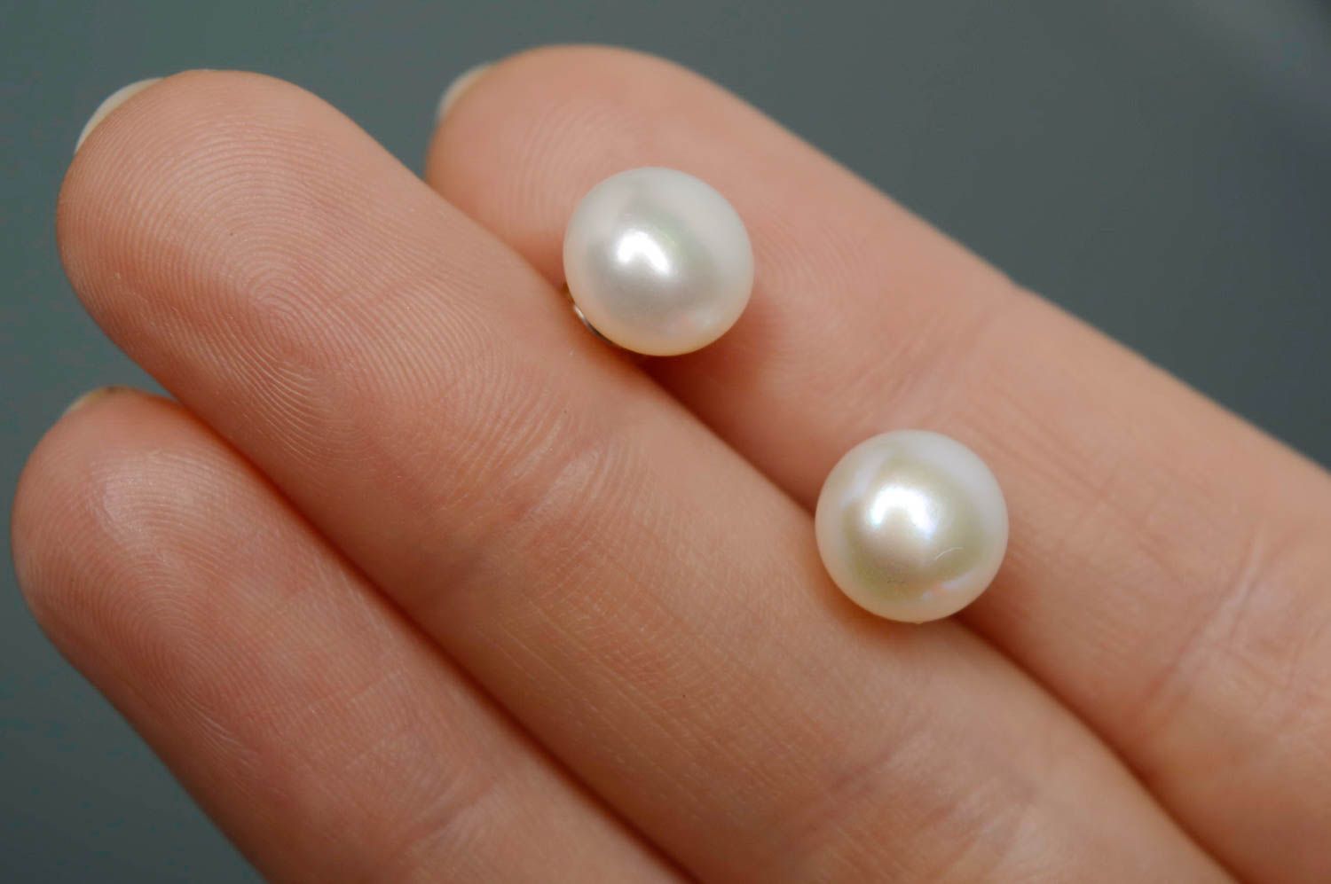 Silver pearl earrings of white color photo 4