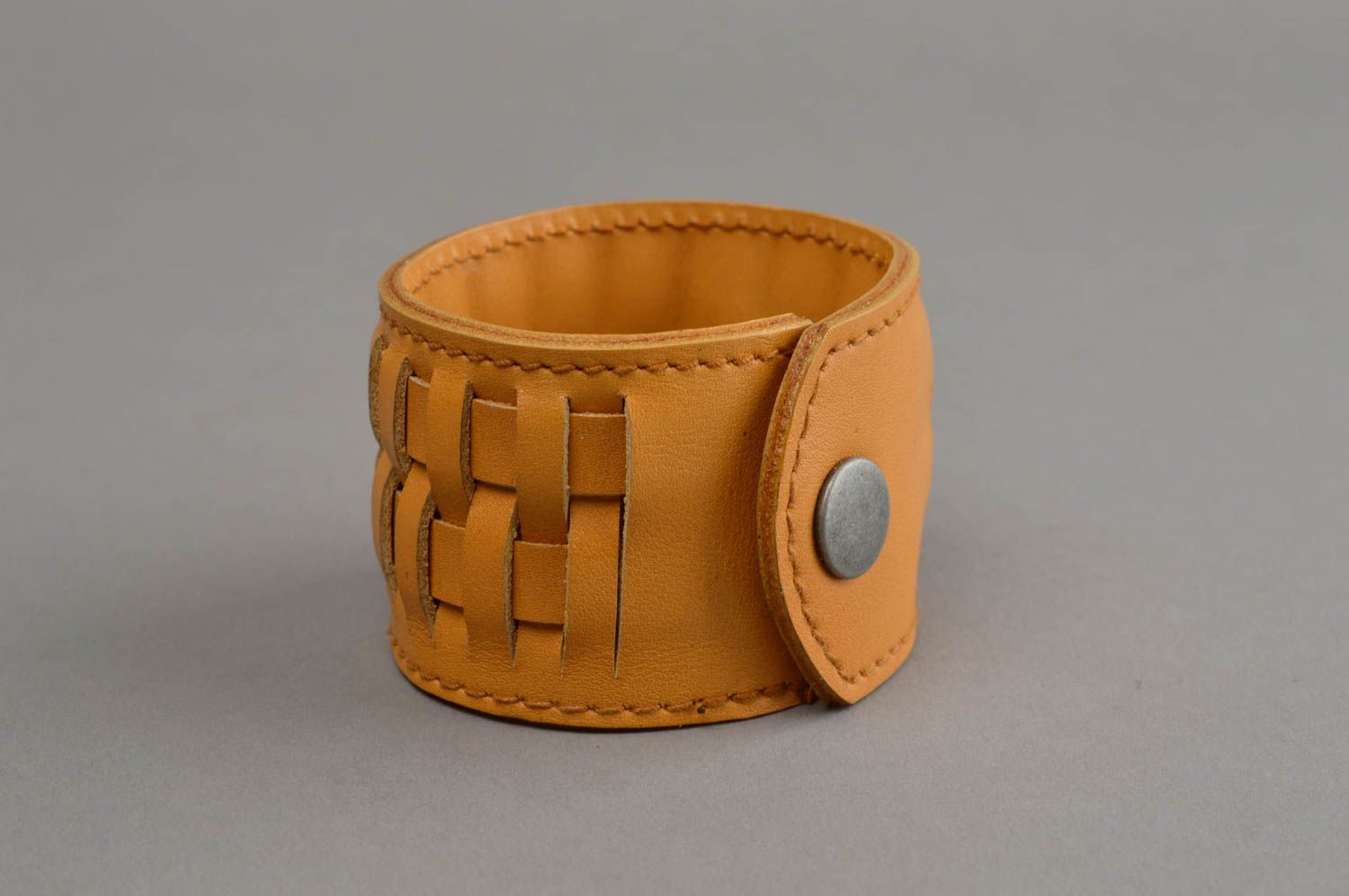 Gelbes breites handmade Armband aus Leder mit Knopfverschluss Designerarbeit foto 4