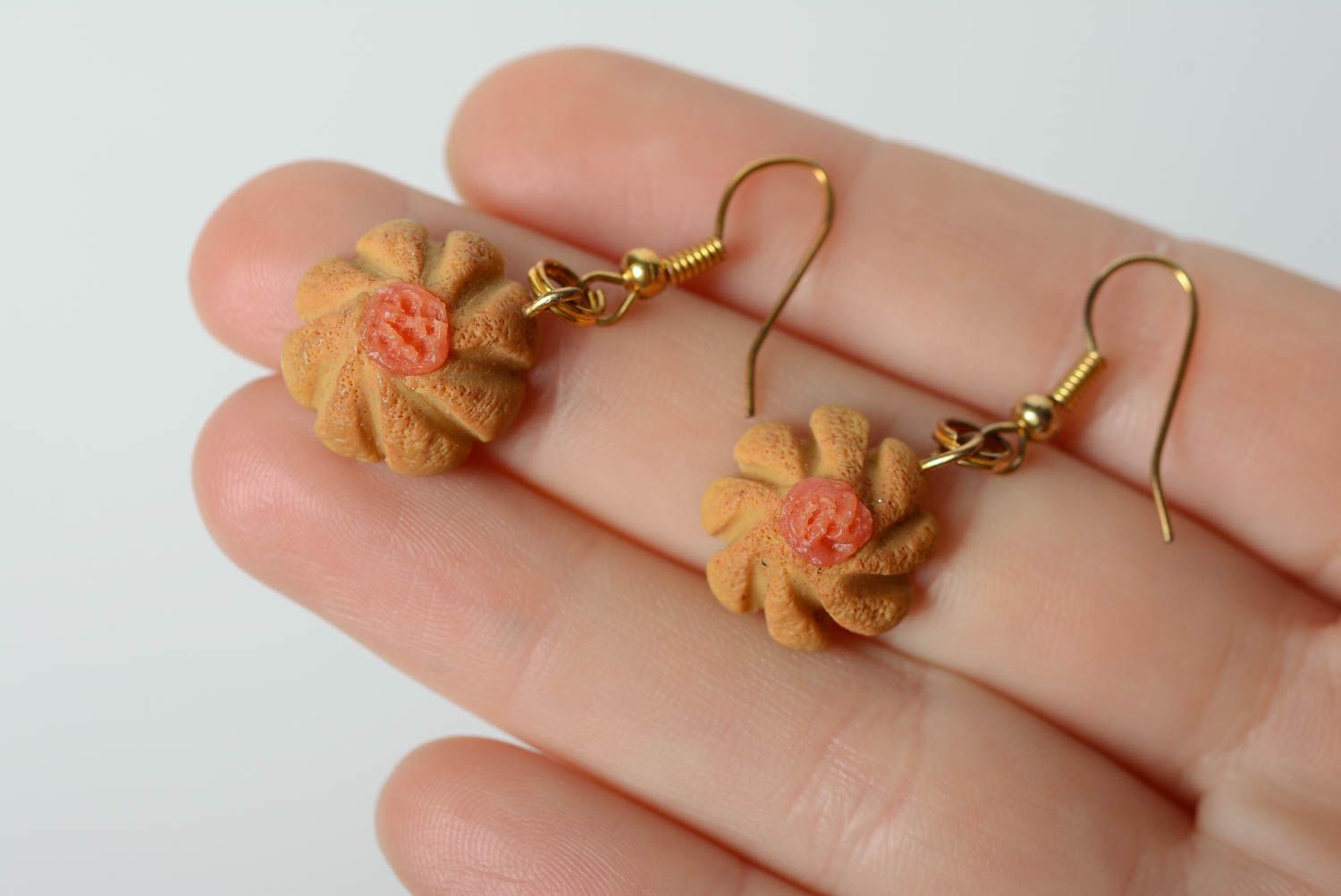 Boucles d'oreilles biscuits en pâte polymère faites main pendantes originales photo 3