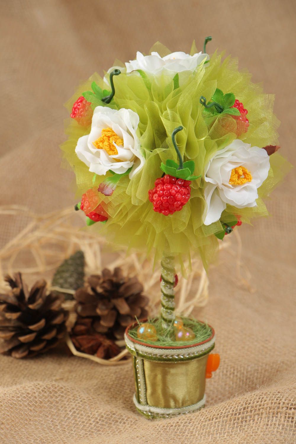 Deko Topiary aus Stoff Tüll mit Kunststoffblumen grün schön Designer Handarbeit foto 1