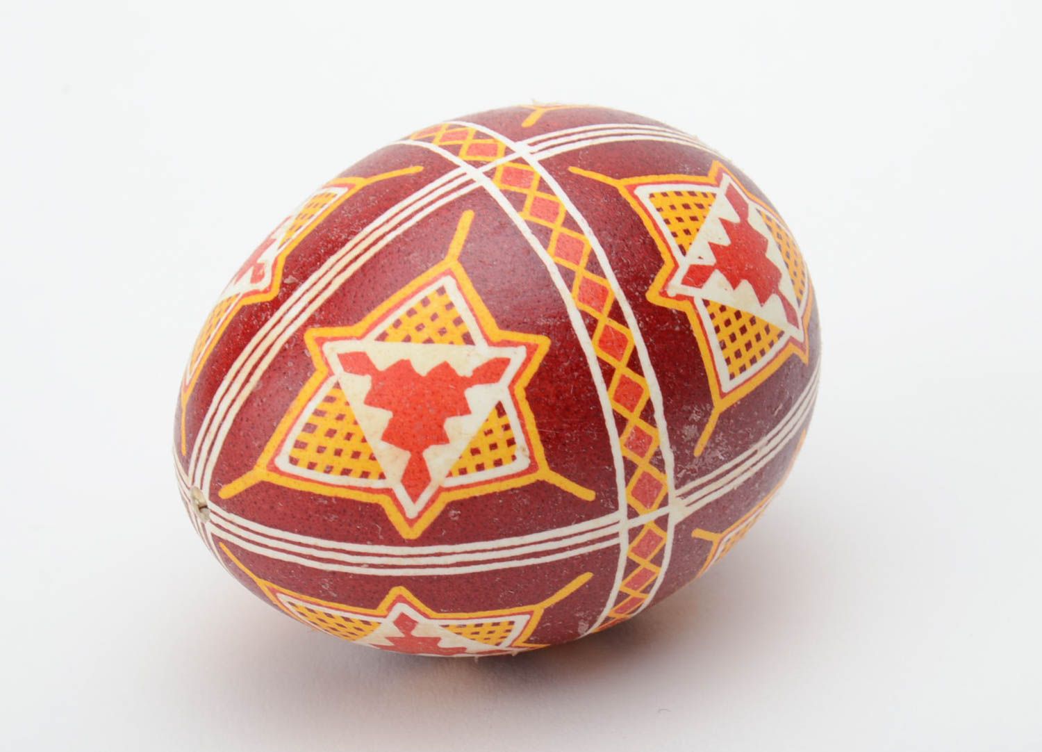 Huevo de Pascua artesanal en técnica de cera bonito burdeos foto 2