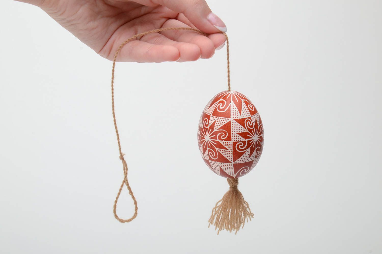 Huevo de Pascua artesanal en técnica de cera colgante para casa en cordón foto 5