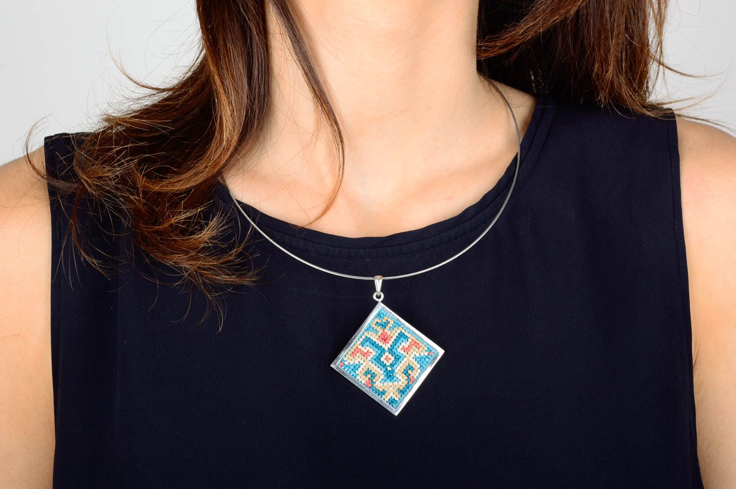 Handmade Ketten Anhänger Damen Accessoire Geschenk für Frauen mit Stickerei bunt foto 2