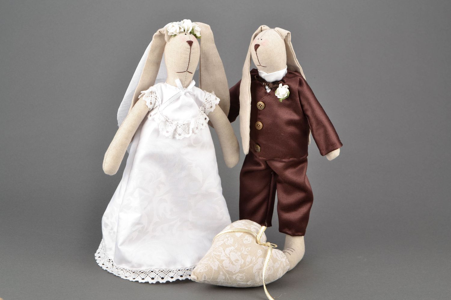 Handmade Textil Kuscheltiere Hochzeit in Form von neuvermählten Hasen  foto 1