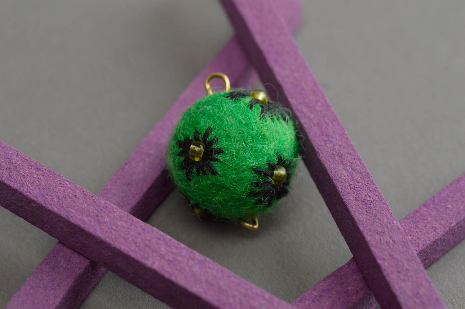 Pendentif boule vert sans chaîne fait main en laine technique de feutrage photo 2