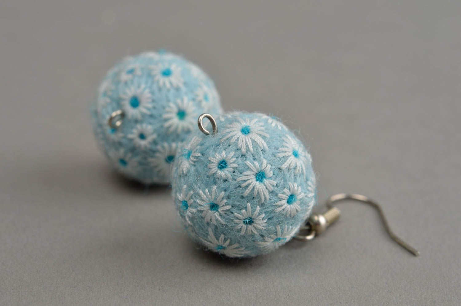 Stilvolle modische blaue Filz Ohrringe aus Wolle für junge Damen handmade  foto 3