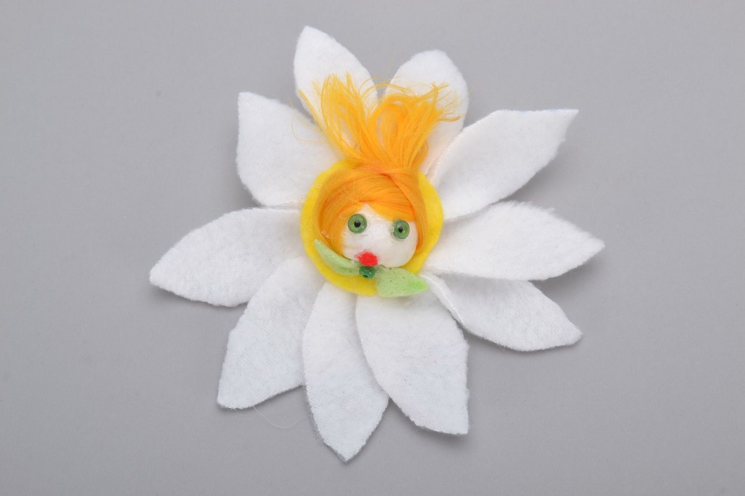Фетровая брошь-цветок для ребенка фото 3