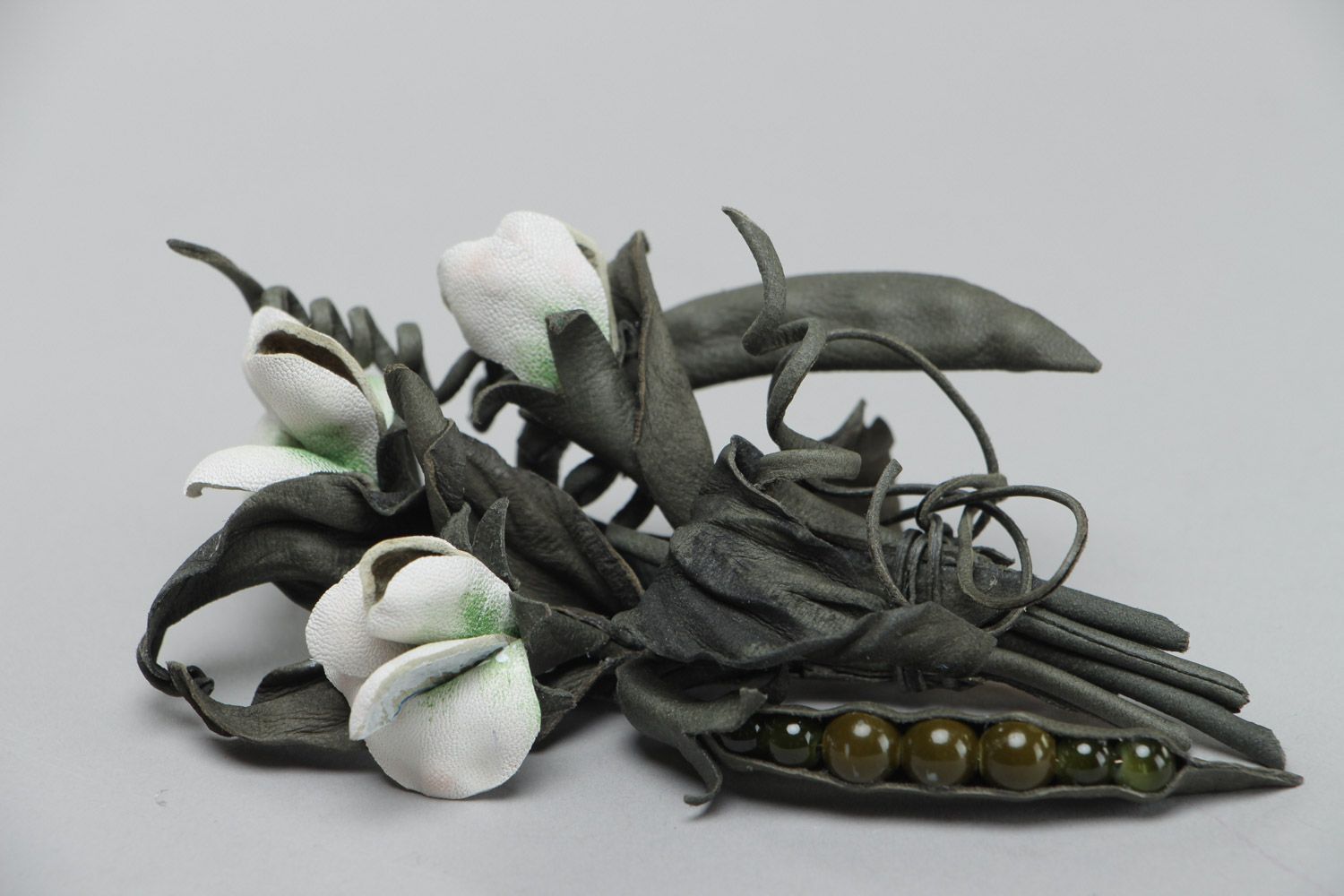 Ungewöhnliche dunkelgrüne Brosche aus Leder mit weißen Blumen von Handarbeit foto 3