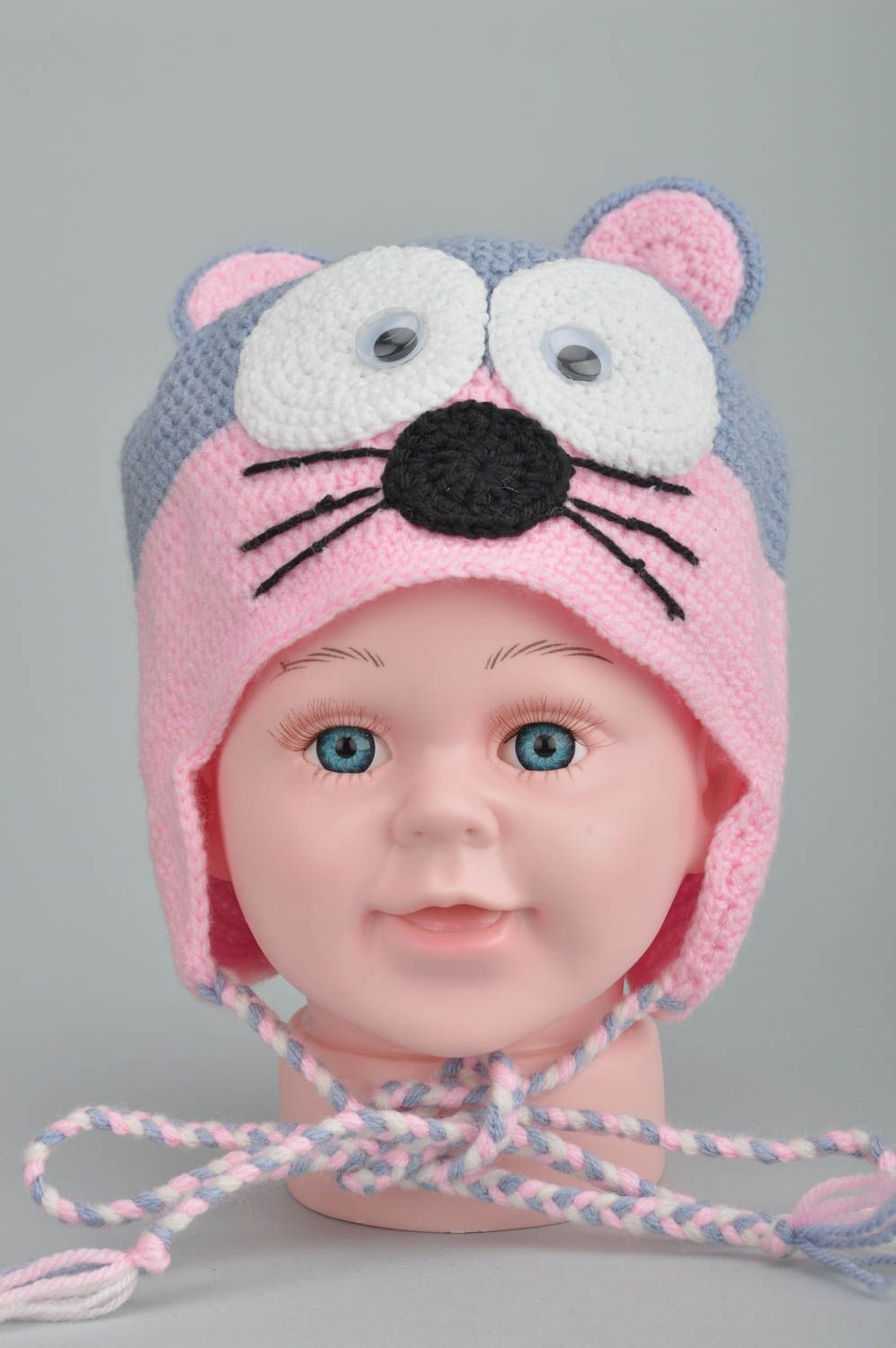Вязаная шапка крючком красивая в виде мышки детская серая с розовым хэнд мейд фото 2