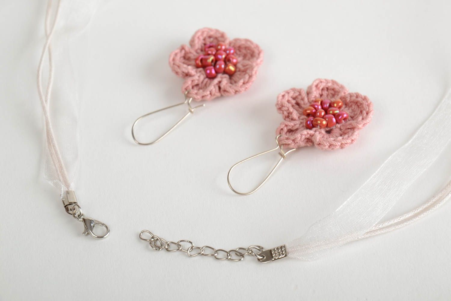 Boucles d'oreilles et collier artisanaux tricotés au crochet faits main Fleurs photo 5