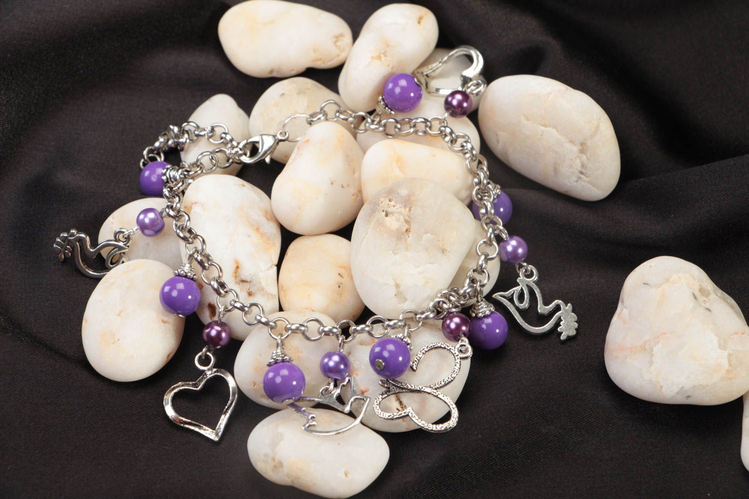 Bracelet violet sur chaîne avec perles céramiques et breloques fait main photo 1
