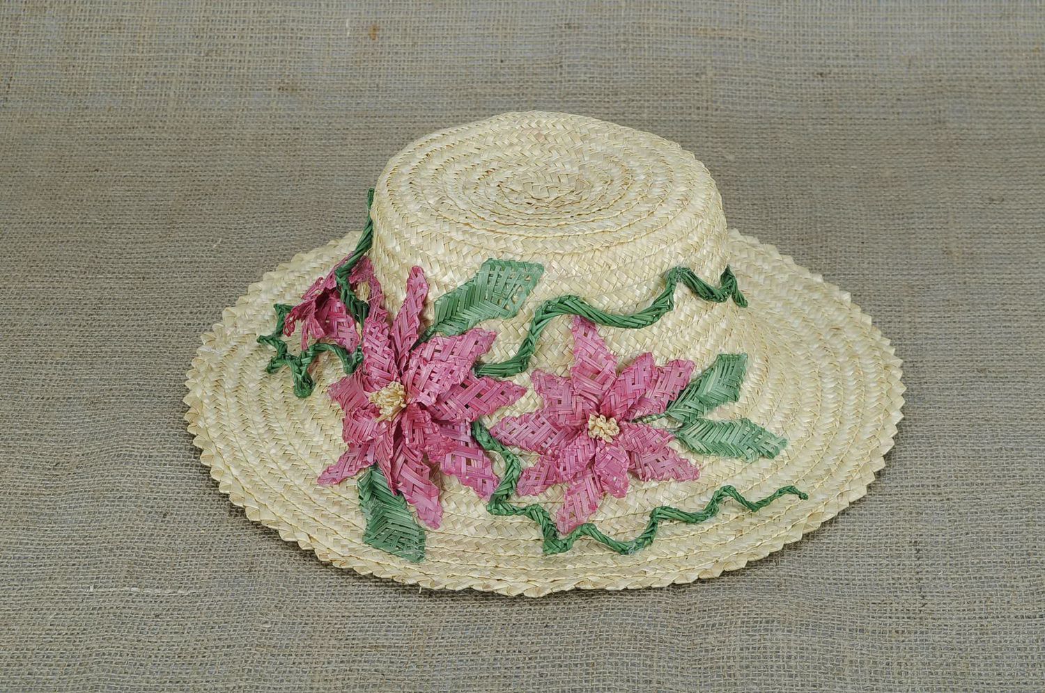 Sombrero de paja de la mujer con flores foto 2