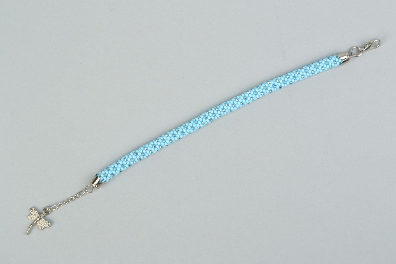 Наручный браслет из чешского бисера голубой с серебром и подвеской стрекозой ручной работы фото 5