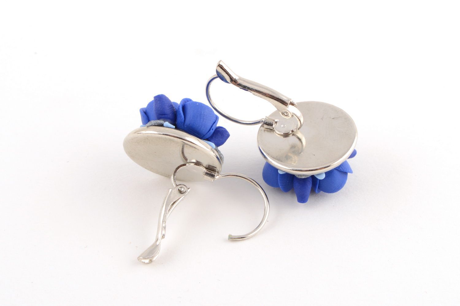 Blaue Gehänge Ohrringe aus Polymerton in Form von Rosen künstlerisch handgemacht foto 5