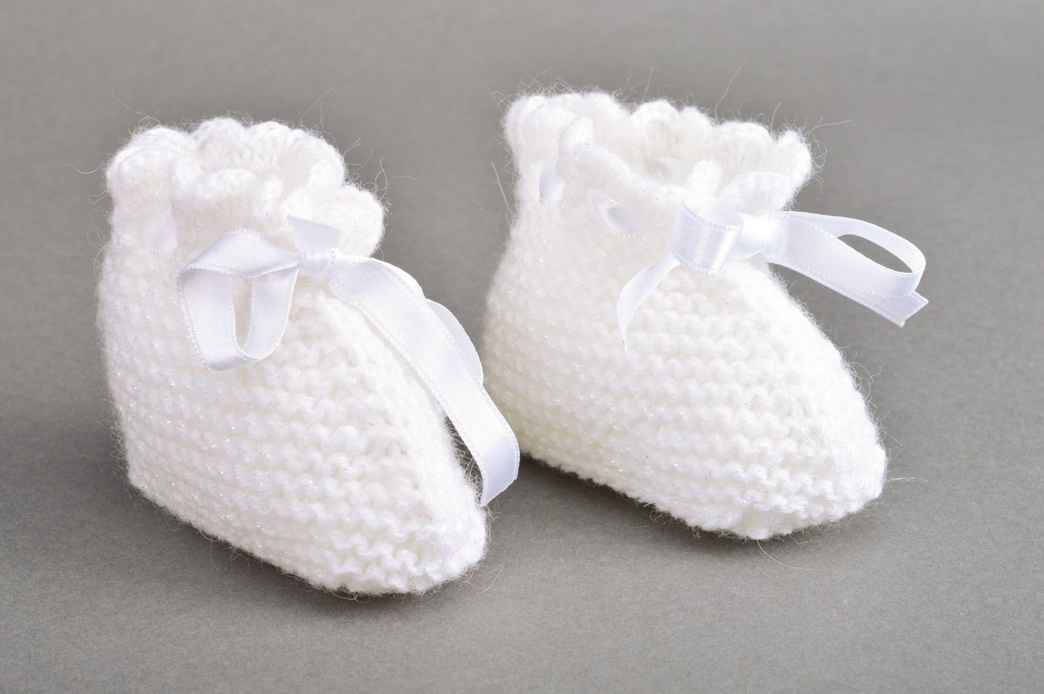 Chaussons de bébé tricotés blancs faits main avec noeuds en ruban pour fille  photo 2