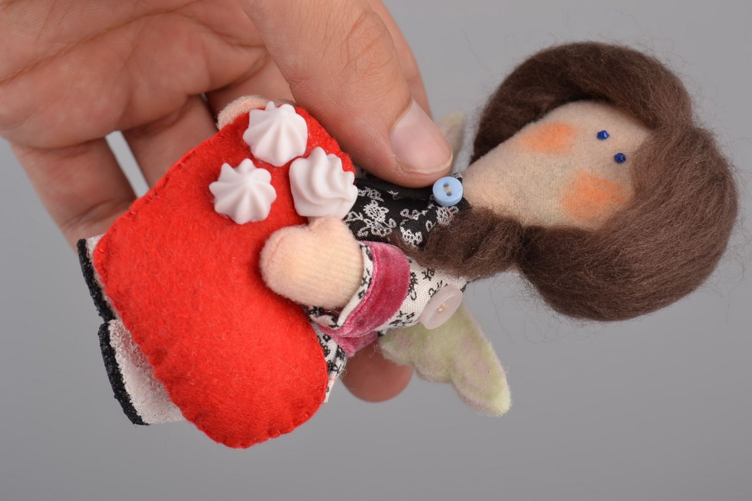 Petite poupée molle en feutre décorative faite main Fille ange avec coeur photo 3