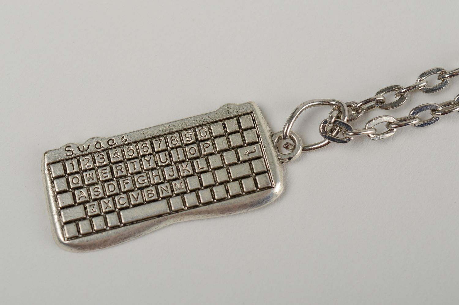 Colgante artesanal con forma de teclado accesorio para mujer colgante de metal foto 3