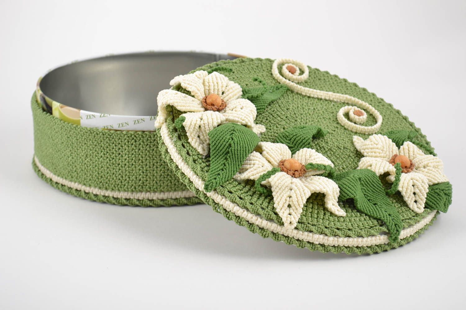 Runde Schatulle aus Fäden Makramee mit Blumen auf dem Deckel in Grün handgemacht foto 5