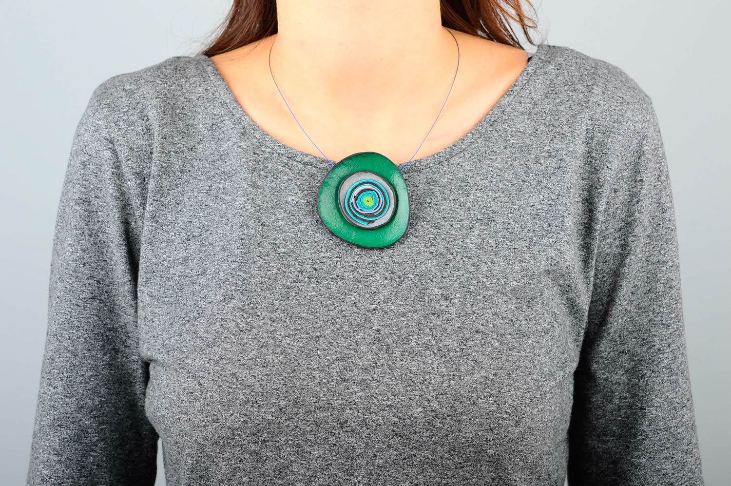 Зеленое украшение ручной работы кулон из кожи авторский женский кулон красивый фото 1