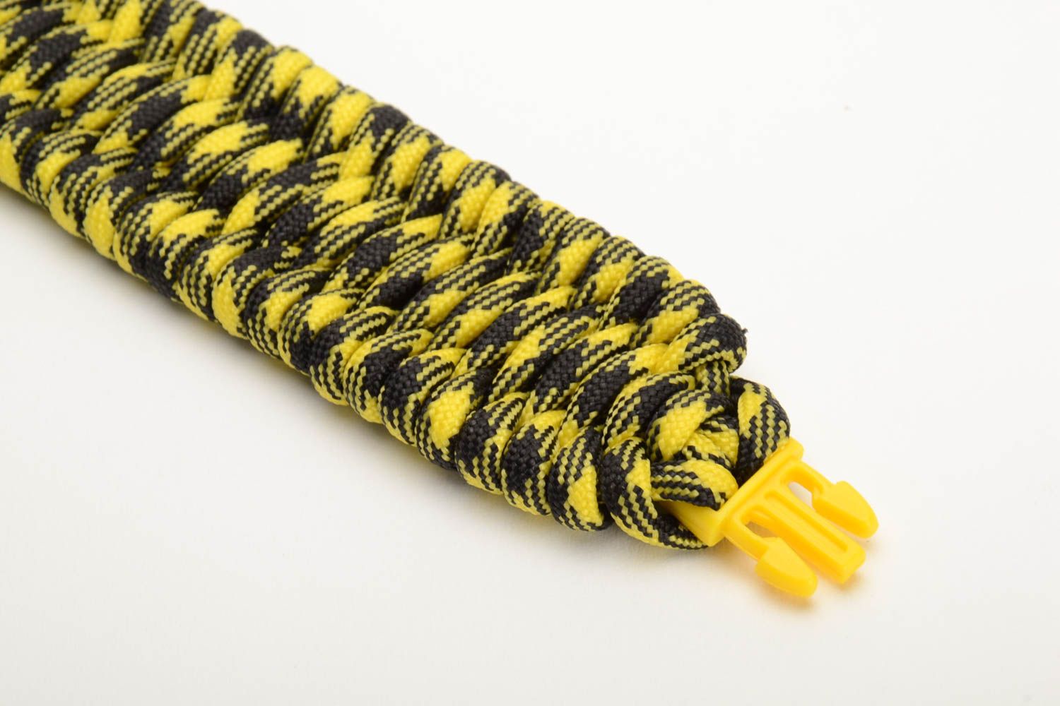 Желтый с черным браслет из шнурков паракорд ручной работы с застежкой необычный фото 2