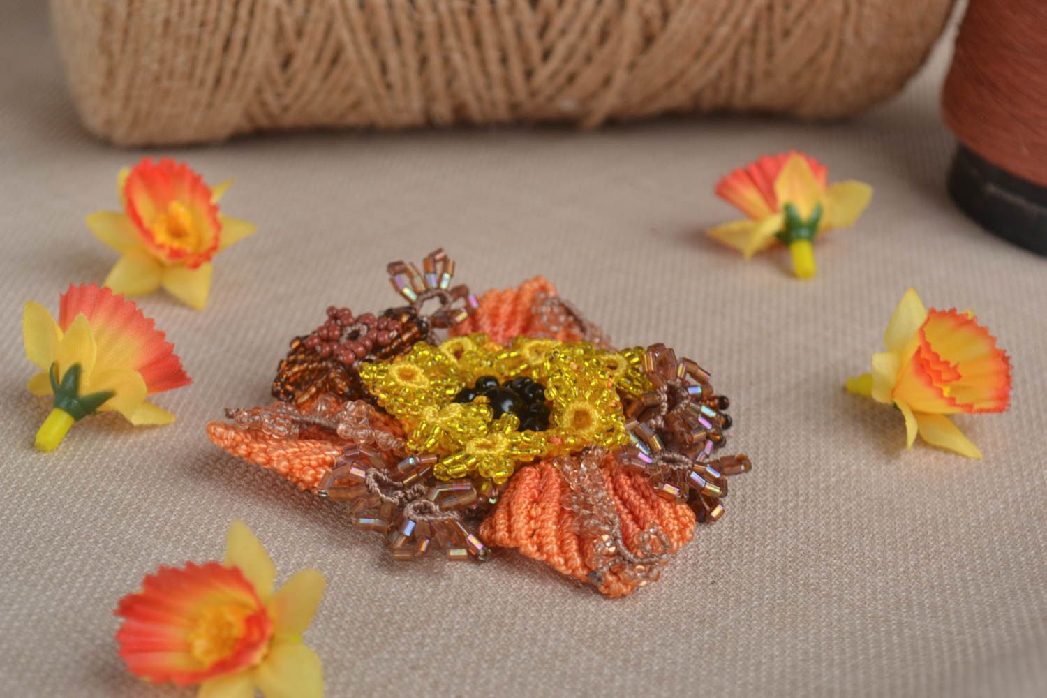 Handmade Blumen Brosche Makramee Schmuck Designer Accessoire schön orange gelb foto 1