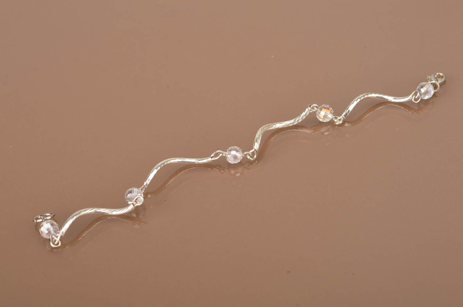 Bracelet fin avec perles de cristal fait main original beau Gouttes blanches photo 5