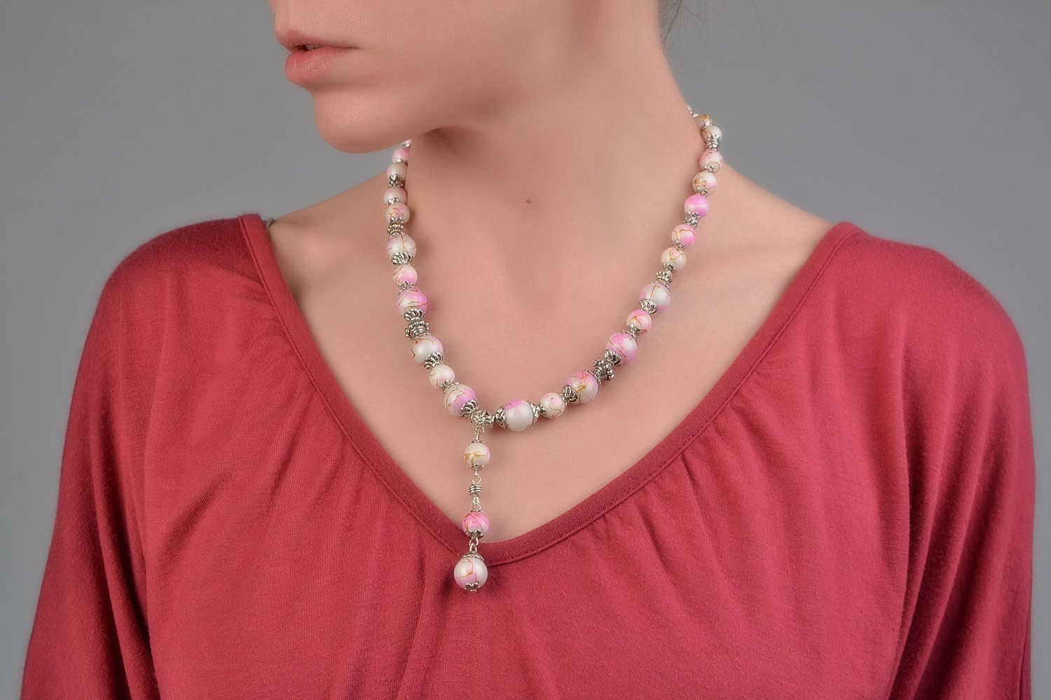 Boucles d'oreilles et collier artisanaux en perles céramiques claires faits main photo 2