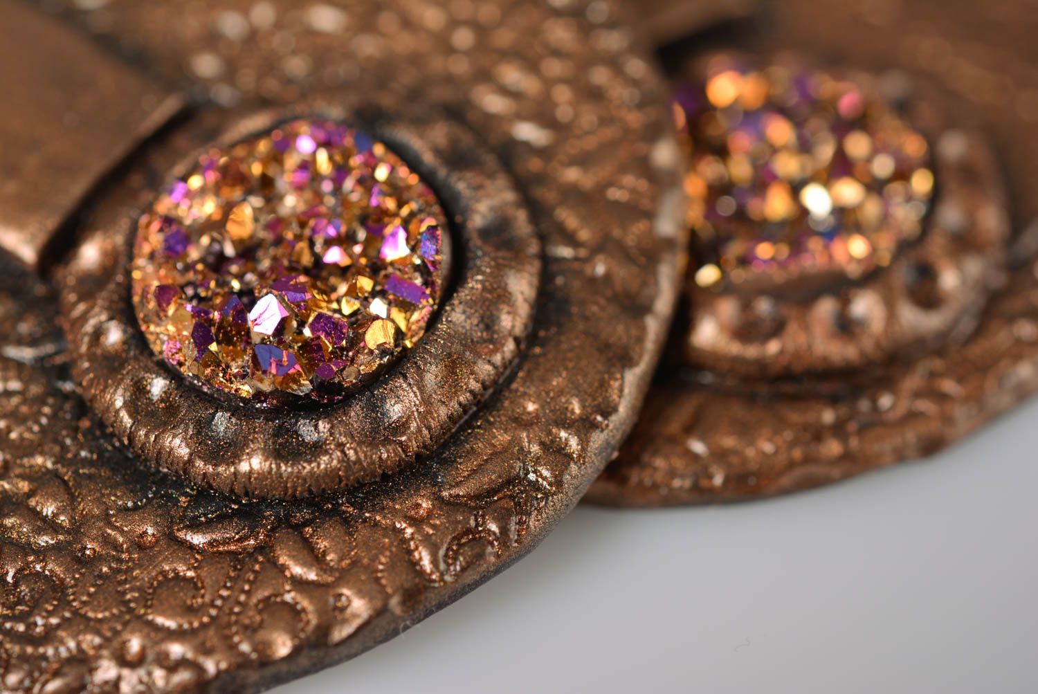 Runde interessante Ohrringe aus Polymerton künstlerische Handarbeit Bronzefarbe foto 3