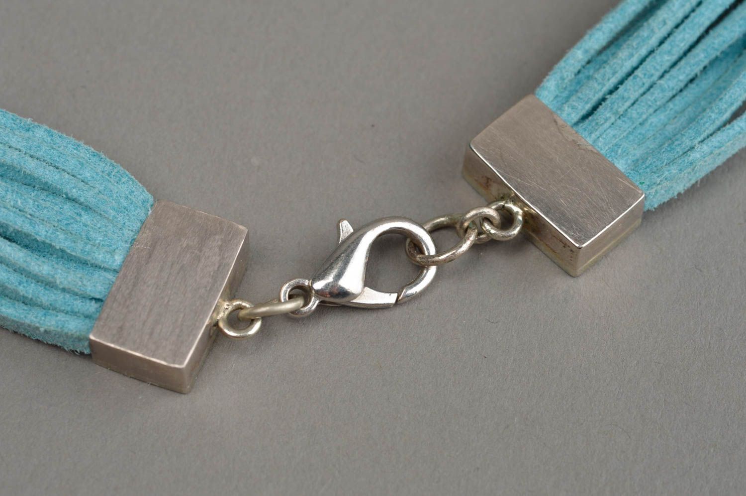Quadratisches originelles handgemachtes Collier aus Ton und Metall für Frauen foto 4
