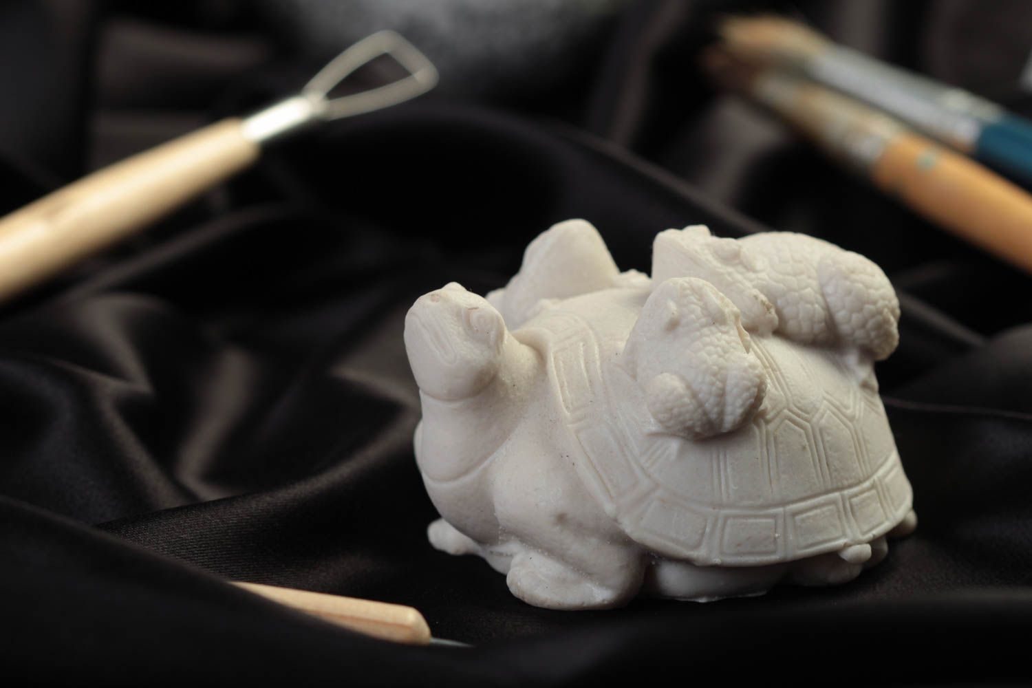 Миниатюрная заготовка из полимерной смолы Черепаха с лягушками для творчества фото 1