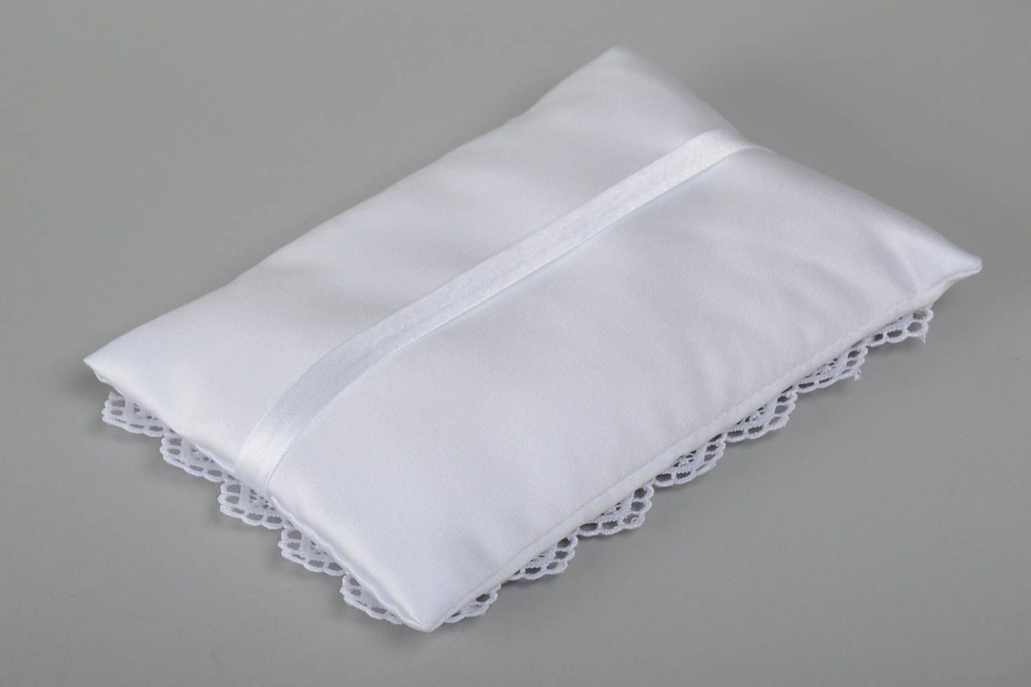 Свадебная подушечка для колец белая атласная прямоугольная ручной работы фото 3
