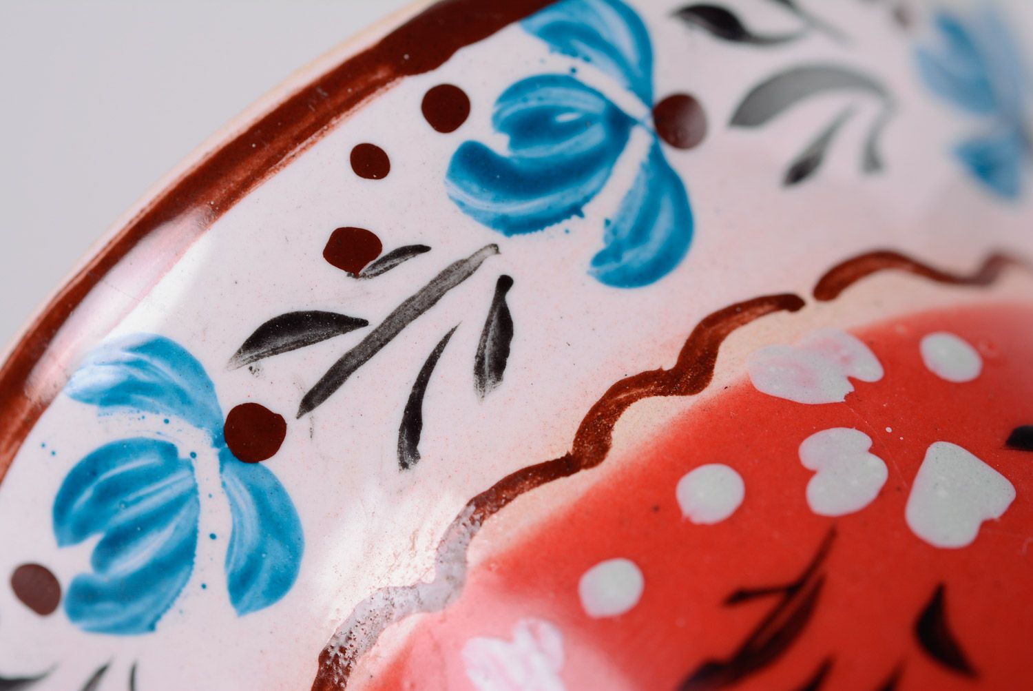 Campanilla de arcilla pintada hecha a mano con ornamentos mayolica foto 4