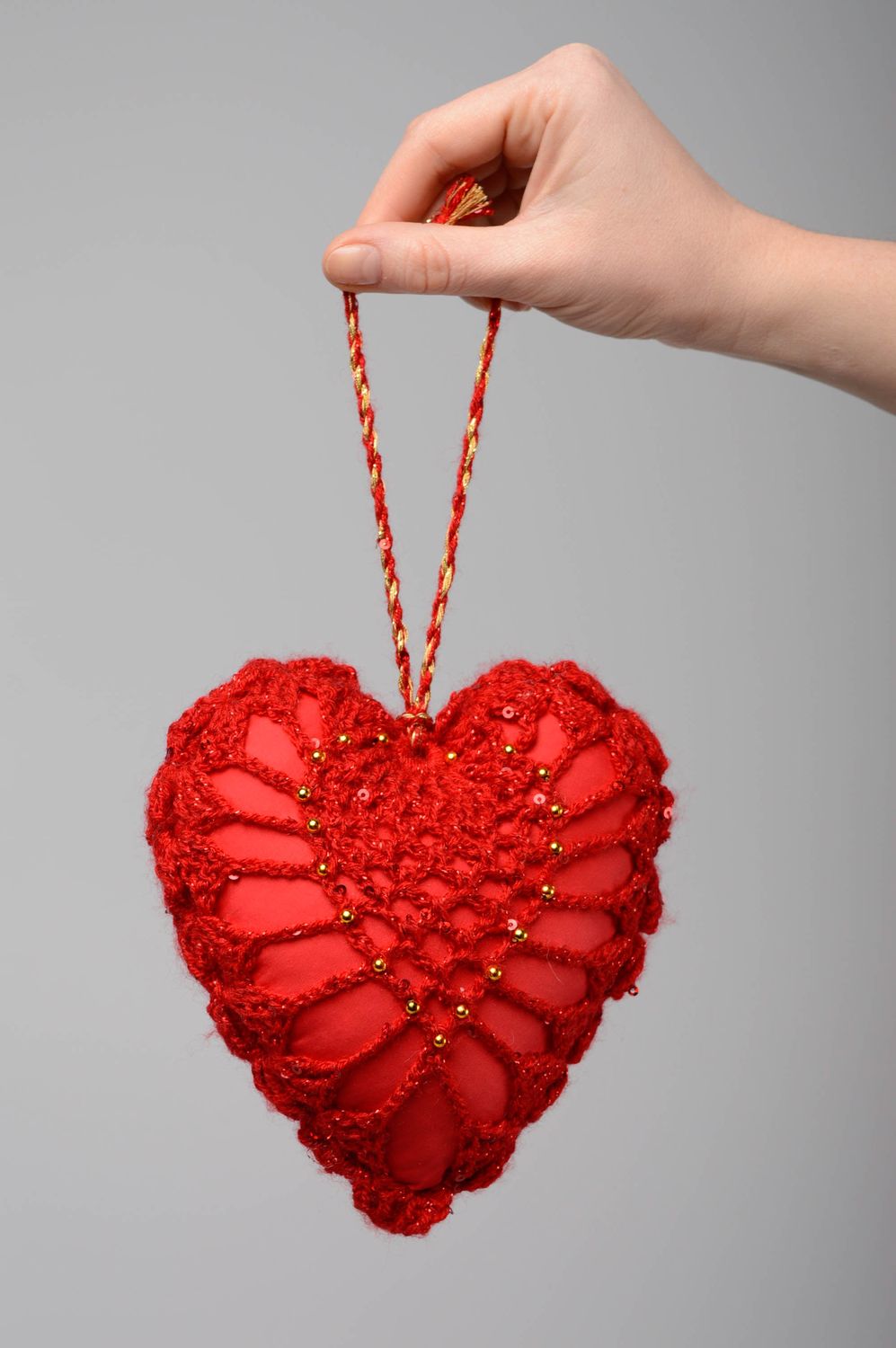 Colgante artesanal hecho de hilos para interior Corazón rojo foto 4