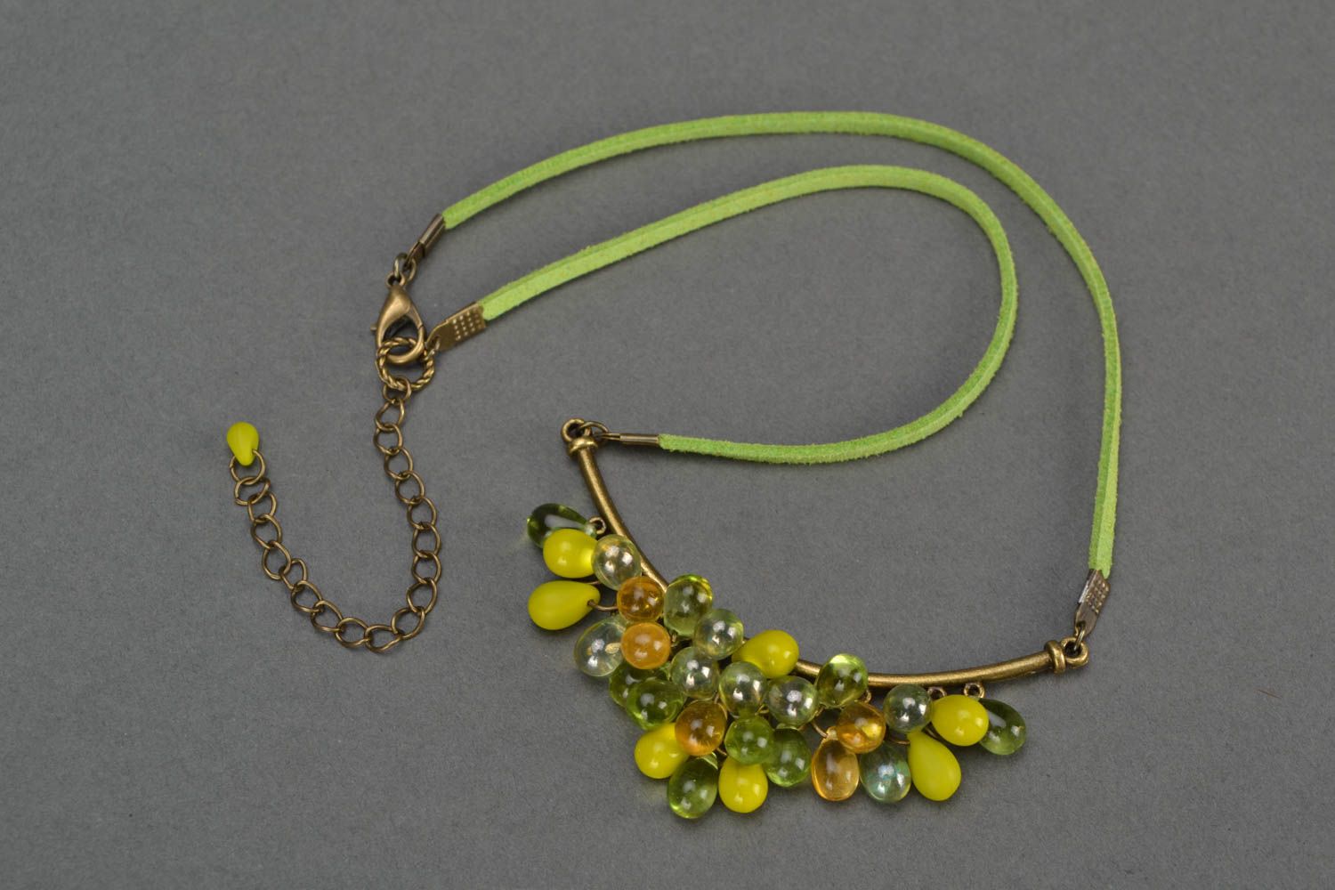 Collier vert perles de verre lacet vert en daim accessoire fait main Grappe photo 4